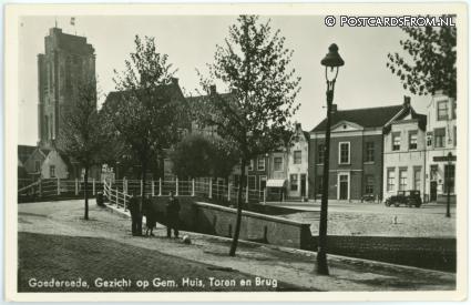 ansichtkaart: Goedereede, Gezicht op Gem. Huis, Toren en Brug