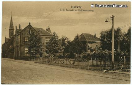ansichtkaart: Halfweg NH, R.K. Pastorie en Dokterswoning