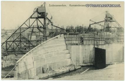 ansichtkaart: Kornwerderzand, Zuiderzeewerken. Bouw uitwateringssluizen