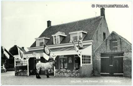 ansichtkaart: Galder, Cafe-Pension 'In het kruispunt'. C. Leijten
