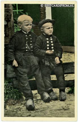 ansichtkaart: Staphorst, Twee vriendjes