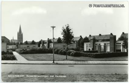ansichtkaart: Nederweert, Bejaardenwoningen met Kerktoren