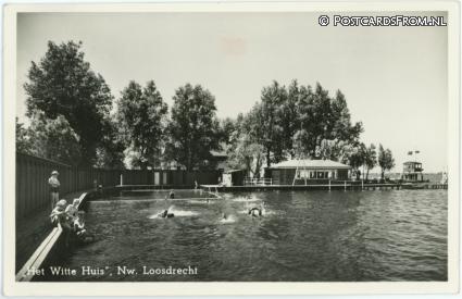 ansichtkaart: Nieuw-Loosdrecht, Cafe-Rest. Het Witte Huis. Badinrichting-Jachthaven. H. v.d. Zee