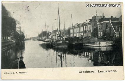 ansichtkaart: Leeuwarden, Grachtswal