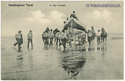 ansichtkaart: Texel, Reddingsboot in Zee brengen