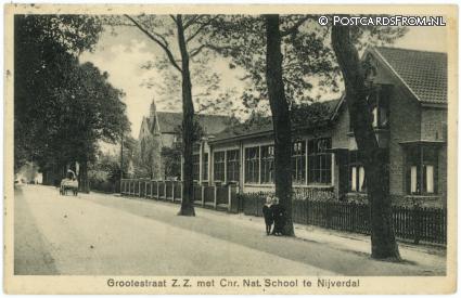 ansichtkaart: Nijverdal, Grootestraat Z.Z. met Chr. Nat. School