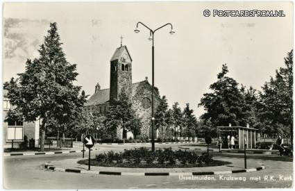 ansichtkaart: IJsselmuiden, Kruisweg met R.K. Kerk