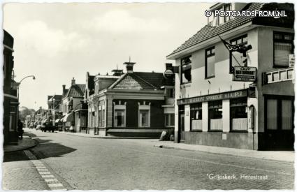 ansichtkaart: Grijpskerk, Herestraat. Rest. 'Spoorzicht'. H.E. Kuiper