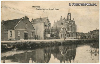 ansichtkaart: Halfweg NH, Postkantoor en Geref. Kerk