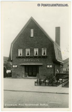 ansichtkaart: Zwijndrecht, Prins Hendrikstraat. Badhuis