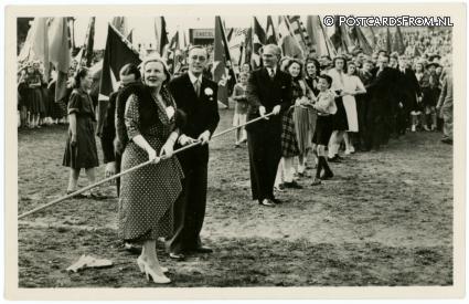 Rotterdam, Sparta-Stadion. Koningin en Prins hijsen het heiblok ansichtkaart: Rotterdam, Sparta-Stadion. Koningin en Prins hijsen het heiblok
