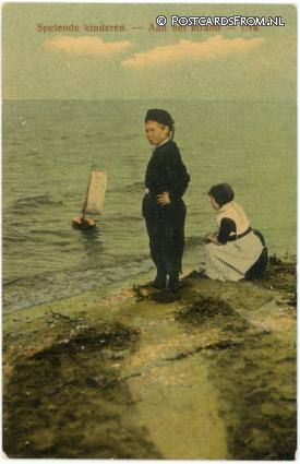 Urk, Spelende kinderen. Aan het strand ansichtkaart: Urk, Spelende kinderen. Aan het strand