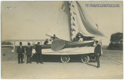 Leeuwarden, ? Zeilschip op aanhangwagen? ansichtkaart: Leeuwarden, ? Zeilschip op aanhangwagen?