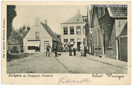 ansichtkaart: Wieringen, Kerkplein en Doopsgez. Pastorie