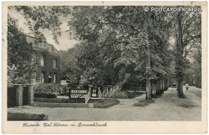 ansichtkaart: Leeuwarden Huizum, Verl. Schrans m. Borniakliniek