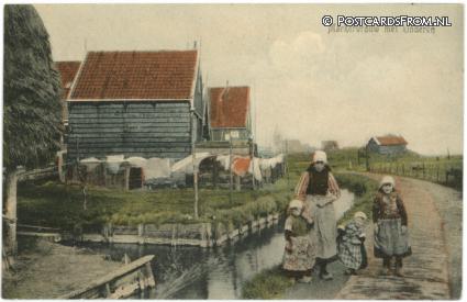ansichtkaart: Marken, Markervrouw met kinderen