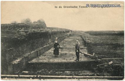 --, In de Drentsche Venen. Het turfgraven ansichtkaart: --, In de Drentsche Venen. Het turfgraven