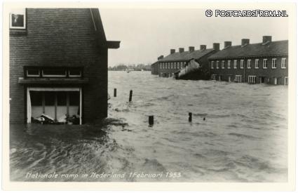 ansichtkaart: Raamsdonksveer, Watersnood 1 Feb. 1953. Ruim 1 Meter hoog water in de straten
