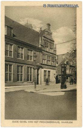 ansichtkaart: Haarlem, Oude Gevel van het Proveniershuis. Tramhalte