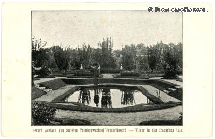 ansichtkaart: Frederiksoord, Gerard Adriaan van Swieten Tuinbouwschool. Vijver franschen tuin
