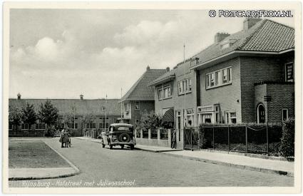 ansichtkaart: Rijnsburg, Hofstraat met Julianaschool