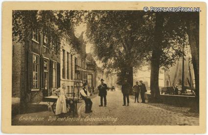 ansichtkaart: Enkhuizen, Dijk met Snouck v. Loosenstichting