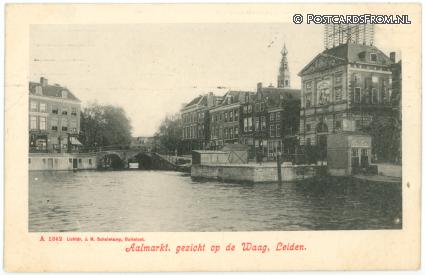 ansichtkaart: Leiden, Aalmarkt, gezicht op de Waag