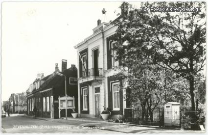 ansichtkaart: Zevenhuizen ZH, Dorpstraat met Gemeentehuis