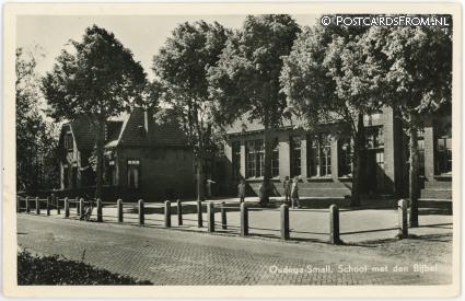 Oudega Sm., School met den Bijbel ansichtkaart: Oudega Sm., School met den Bijbel