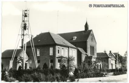 ansichtkaart: Hapert, R.K. Kerk met Pastorie