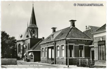 ansichtkaart: Warffum, Schoolstraat met N.H. Kerk