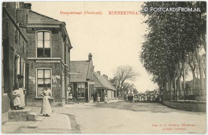 ansichtkaart: Minnertsga, Dorpsstraat. Oostend