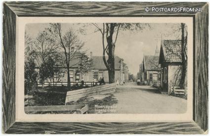 ansichtkaart: Moerkapelle, Ingang Dorp