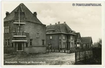 ansichtkaart: Moerkapelle, Pastorie en Gemeentehuis