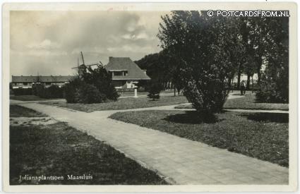 ansichtkaart: Maassluis, Julianaplantsoen