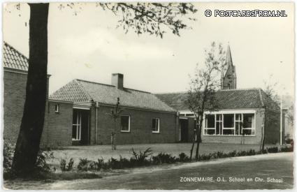 Zonnemaire, O.L. School en Chr. School ansichtkaart: Zonnemaire, O.L. School en Chr. School