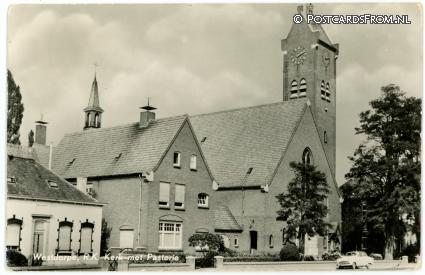 ansichtkaart: Westdorpe, R.K. Kerk met Pastorie