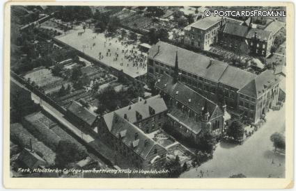 Uden, College der Eerwaarde Kruisheeren. Kerk, Klooster in vogelvlucht ansichtkaart: Uden, College der Eerwaarde Kruisheeren. Kerk, Klooster in vogelvlucht