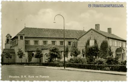 Heusden, R.K. Kerk en Pastorie ansichtkaart: Heusden, R.K. Kerk en Pastorie