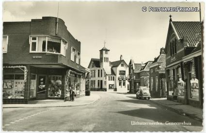 ansichtkaart: Uithuizermeeden, Gemeentehuis