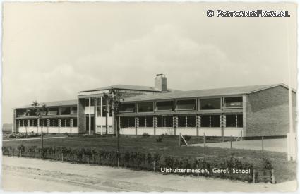 ansichtkaart: Uithuizermeeden, Geref. School