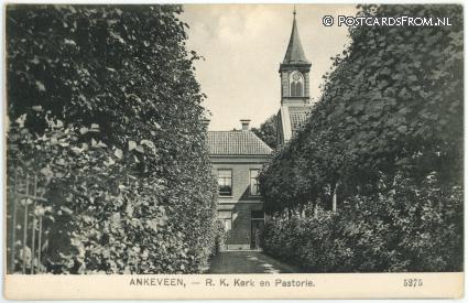 ansichtkaart: Ankeveen, R.K. Kerk en Pastorie