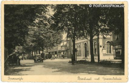 ansichtkaart: Beverwijk, Breestraat met Gemeentehuis