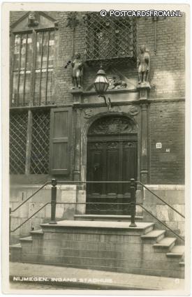 ansichtkaart: Nijmegen, Ingang Stadhuis