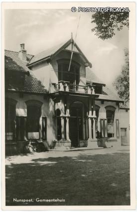 ansichtkaart: Nunspeet, Gemeentehuis